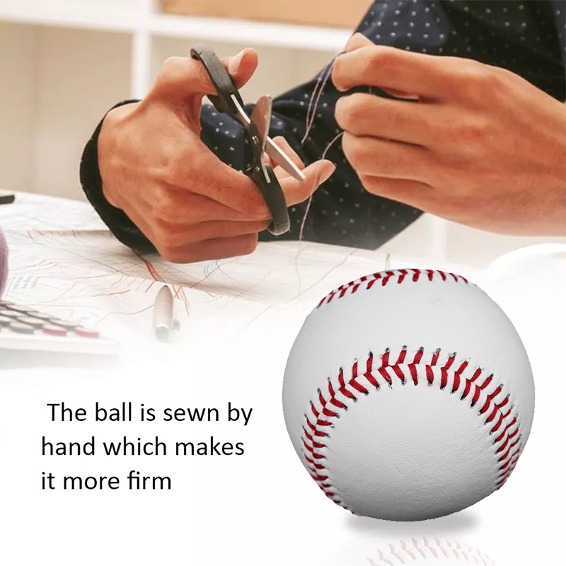 تمت خياطة الكرة يدويًا مما يجعلها أكثر ثباتًا